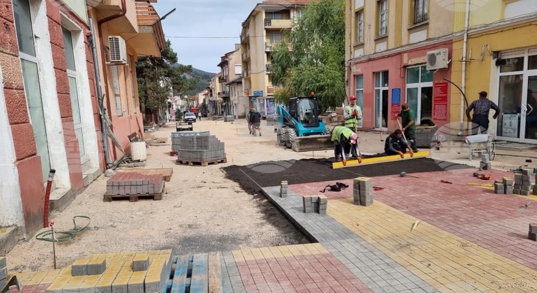 Започна обновяването на пешеходната зона на Чепеларе 