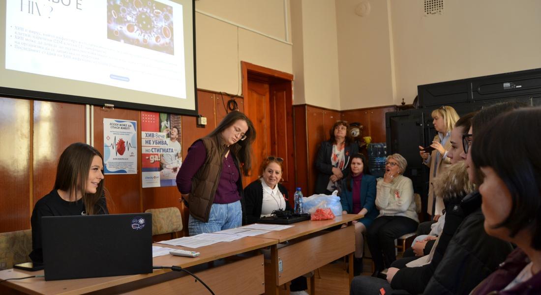 Студенти - медици посетиха Математическата гимназия в Смолян за дискусия с ученици на тема ХИВ/СПИН