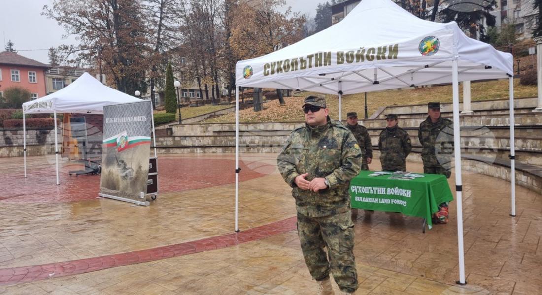 Изложба в центъра на Смолян представя дейността на Сухопътните войски  