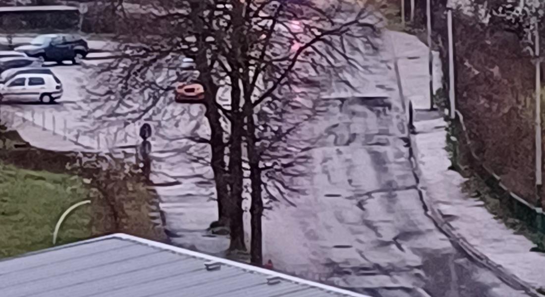 Кола падна в реката в Смолян