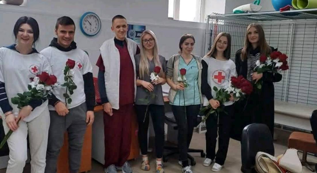 Цветя, благодарности и усмивки поднесоха доброволци в кабинетите на здравните работници от Смолянска област