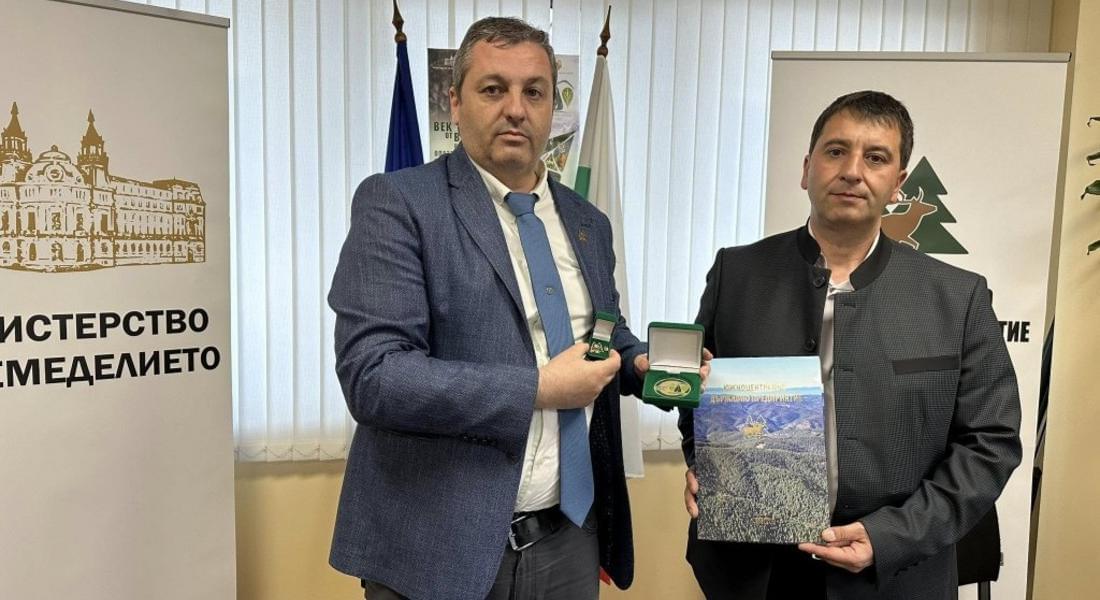  Инж. Здравко Бакалов удостои с юбилеен знак „100 години Седмица на гората“ заместник-директора на ДГС Асеновград