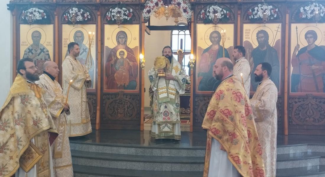 Епископ Висарион възглави архиерейска св. Литургия на Неделя Вайя /Цветница/ в катедралния храм „Св. Висарион Смоленски”