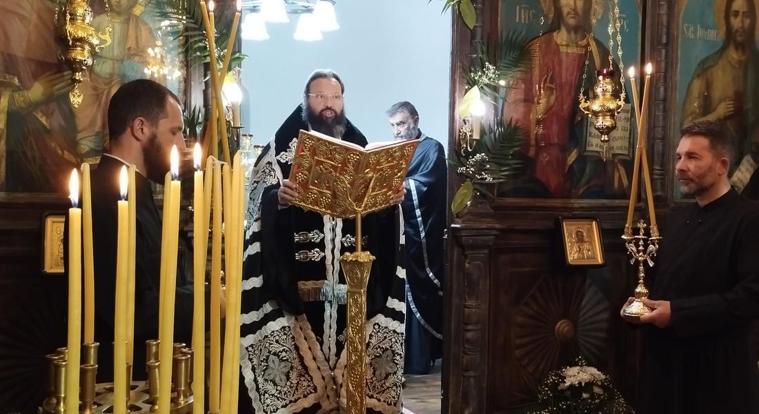 Велики Четвъртък – Епископ Висарион възглави чина на  Дванадесетте евангелия в храм „Св. Дух”- Смолян