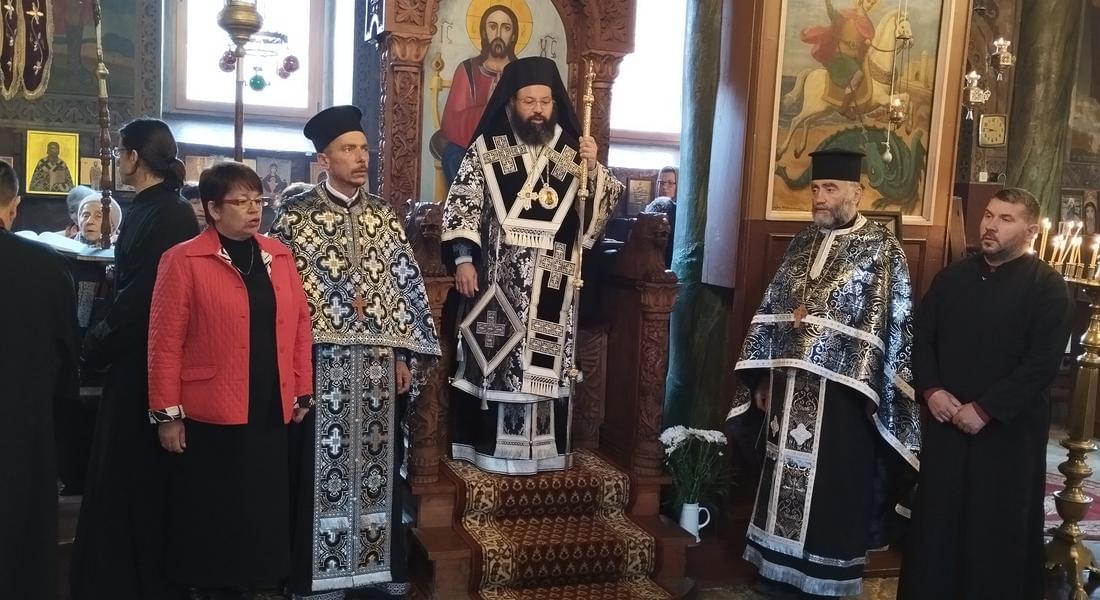 Архиерейска св. Литургия на велика събота в храм „Св. Николай Чудотворец” – кв. Устово