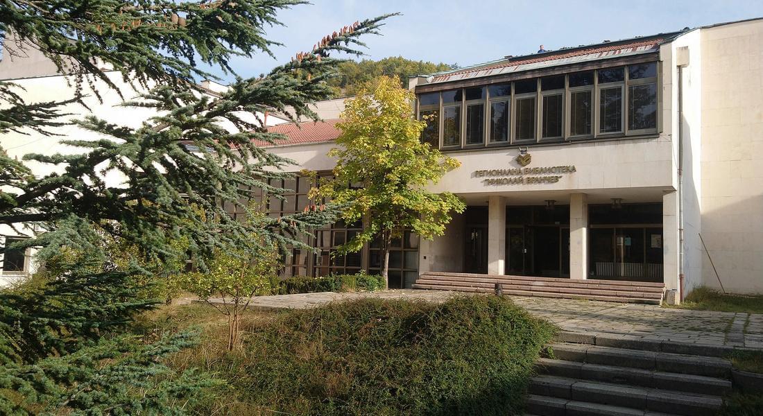  Парад на носиите на 8 май в Регионалната библиотека в Смолян