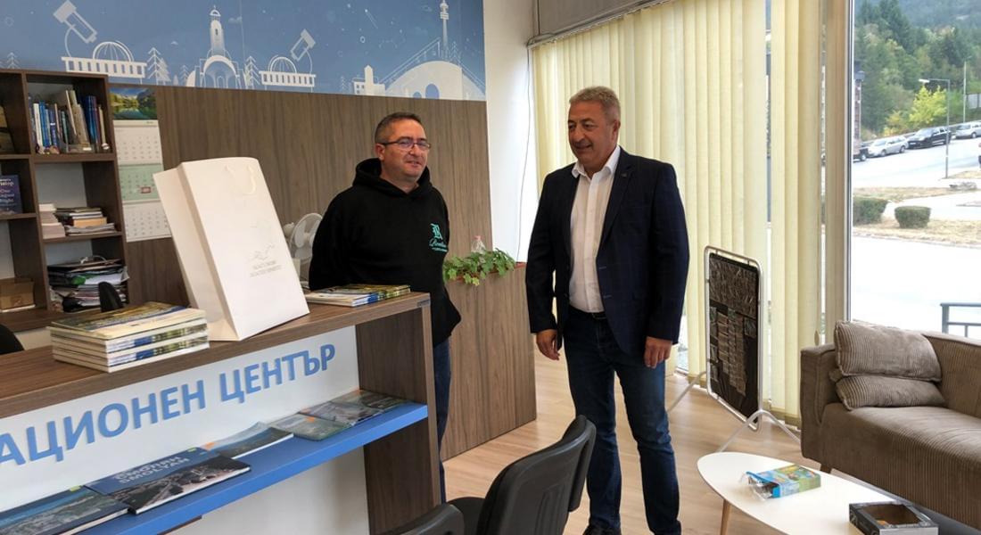 Заместник областният управител Красимир Даскалов дари на Туристически информационен център в Смолян рекламни печатни издания
