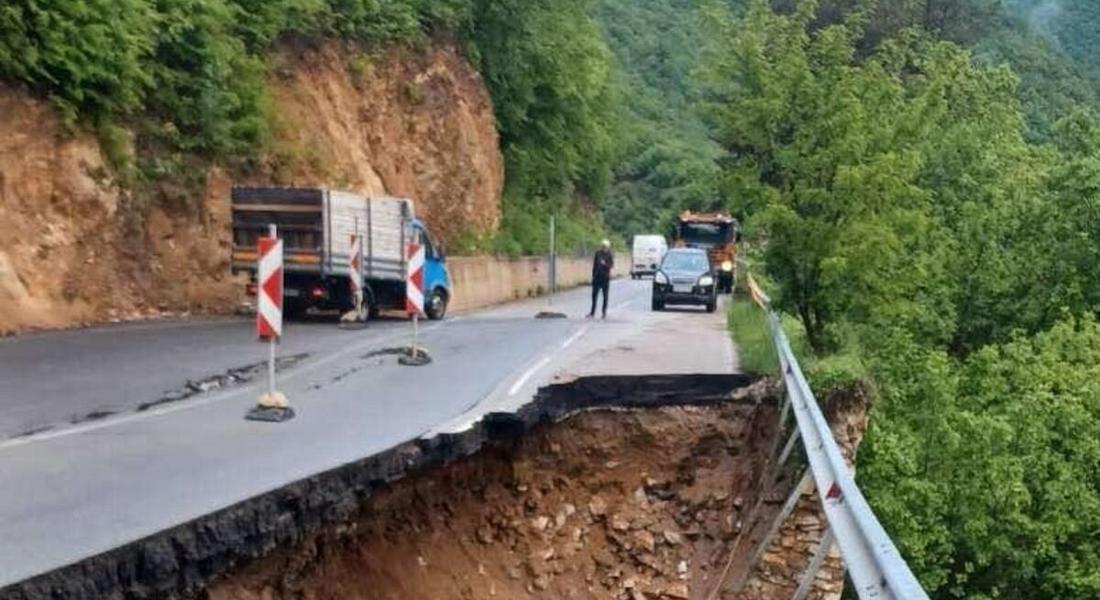 До 15 октомври от 8 ч. до 17 ч. в работните дни временно ще се ограничава движението по пътя Михалково - Кричим за укрепване на свлачището