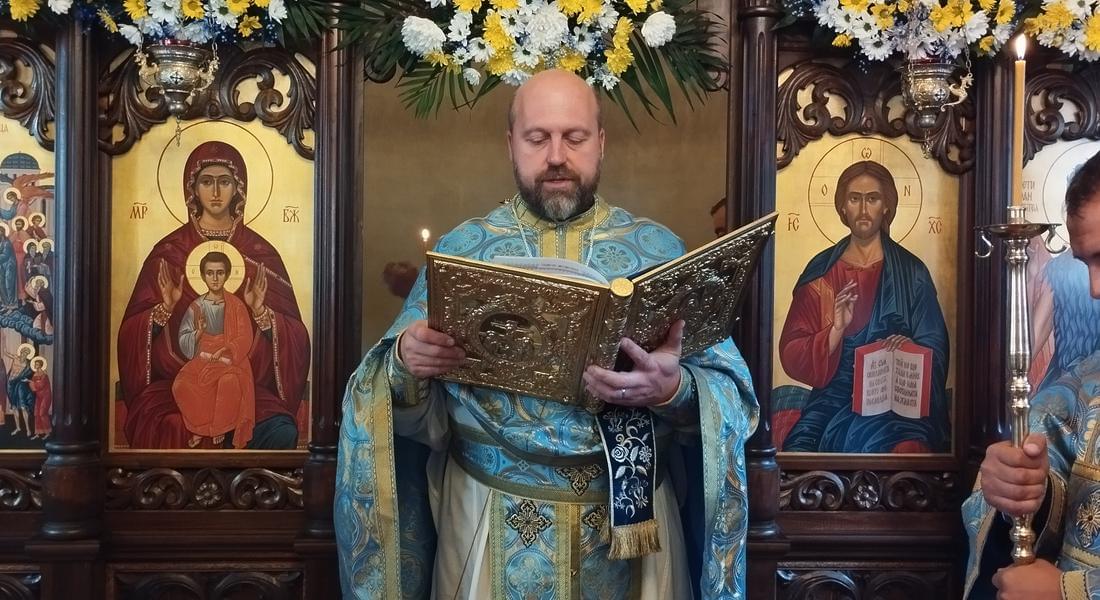 Храм „Покров на Пресвета Богородица”, намиращ се в двора на Архиерейското наместничество в Смолян, чества своя празник