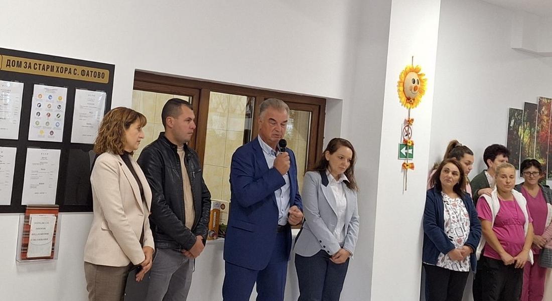 Служители на НОИ – Смолян зарадваха с дарение възрастните хора в село Фатово