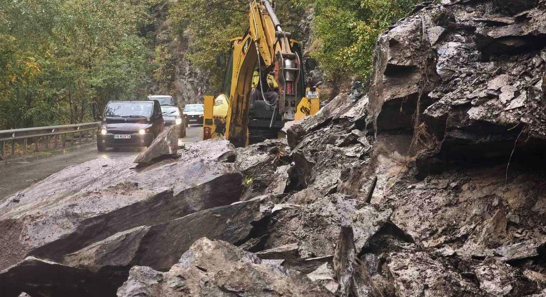 Екипи на пътноподдържащата фирма разчистват свлечената скална маса в района на Асеновград 
