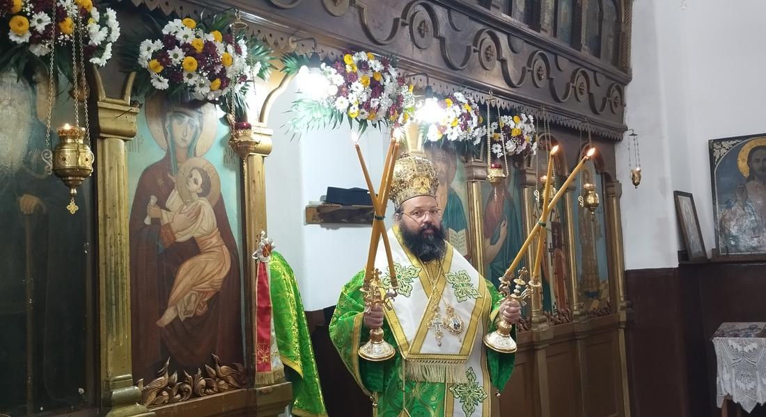 Смолянският епископ Висарион възглави архиерейска св. Литургия в храм „Св. Йоан Рилски”- Девин 