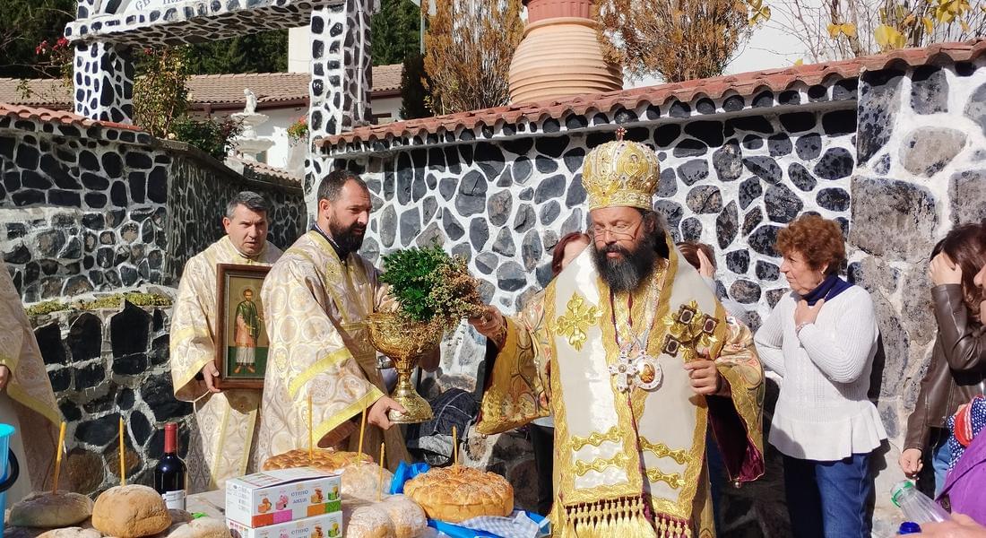 Епископ Висарион възглави архиерейска св. Литургия в  храм „Свв. Козма и Дамян” на манастира „Св.вмчк Пантелеймон” край Пампорово