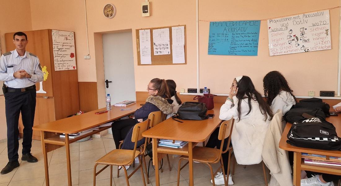 Пътни полицаи разговаряха с ученици от Езикова гимназия „Иван Вазов“ – Смолян за безопасното движение по пътищата