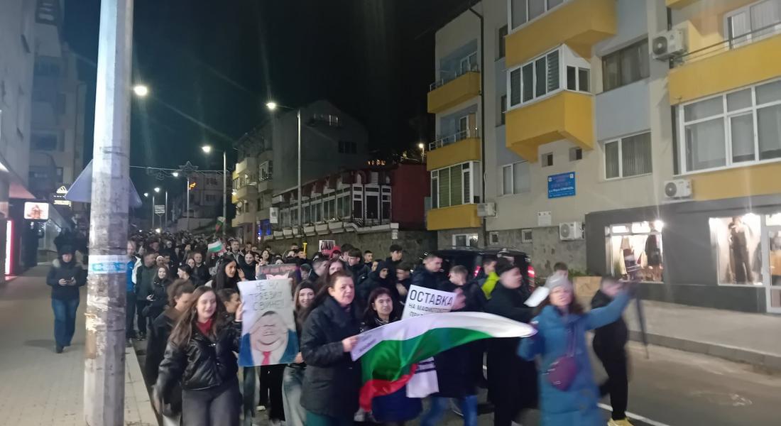 Смолянчани излязоха на мирен протест с искания за оставка на правителството и против еврото 