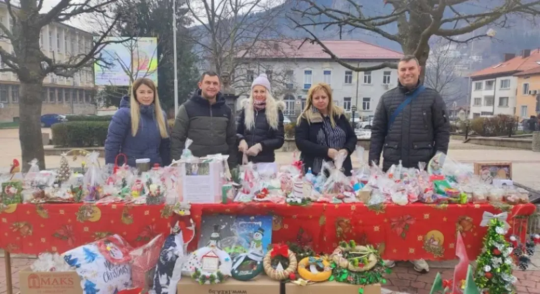 Благотворителният коледен базар в Смолян събра 2127.90 лв. за лечение на млада майка