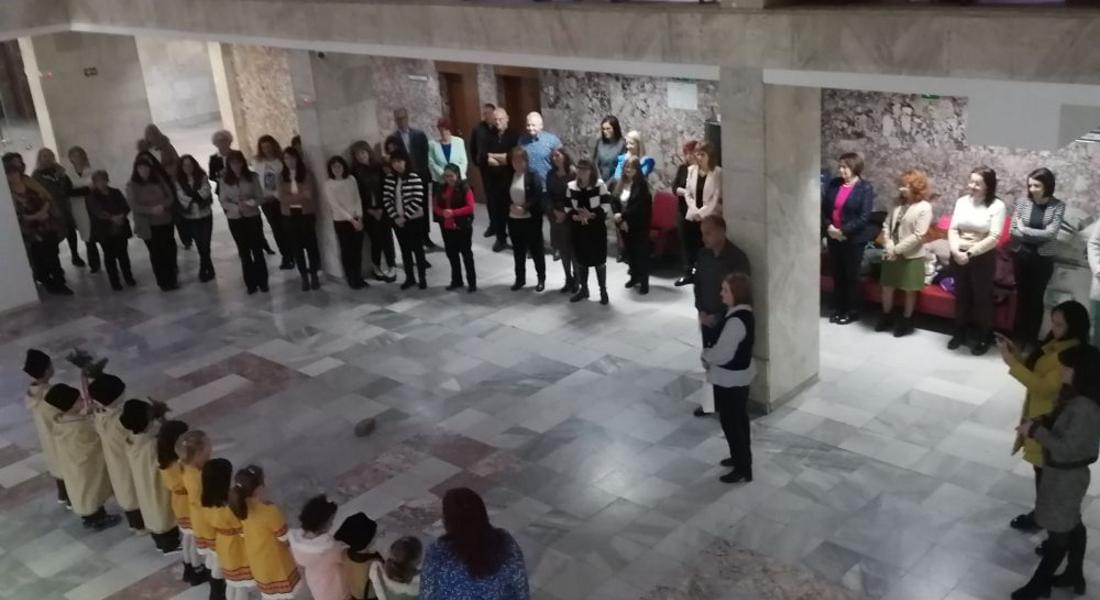 Малчугани от ДГ „Славейче“ коледуваха в Съдебната палата на Смолян