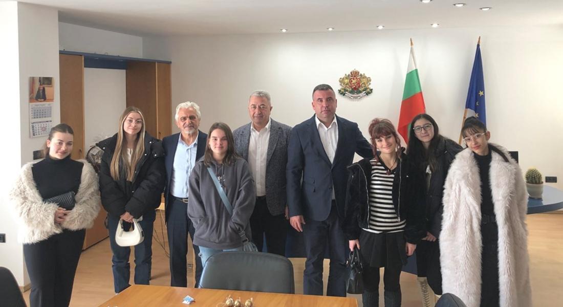 Областният управител Захари Сираков подкрепи благотворителната инициатива на учениците от ПГПИ