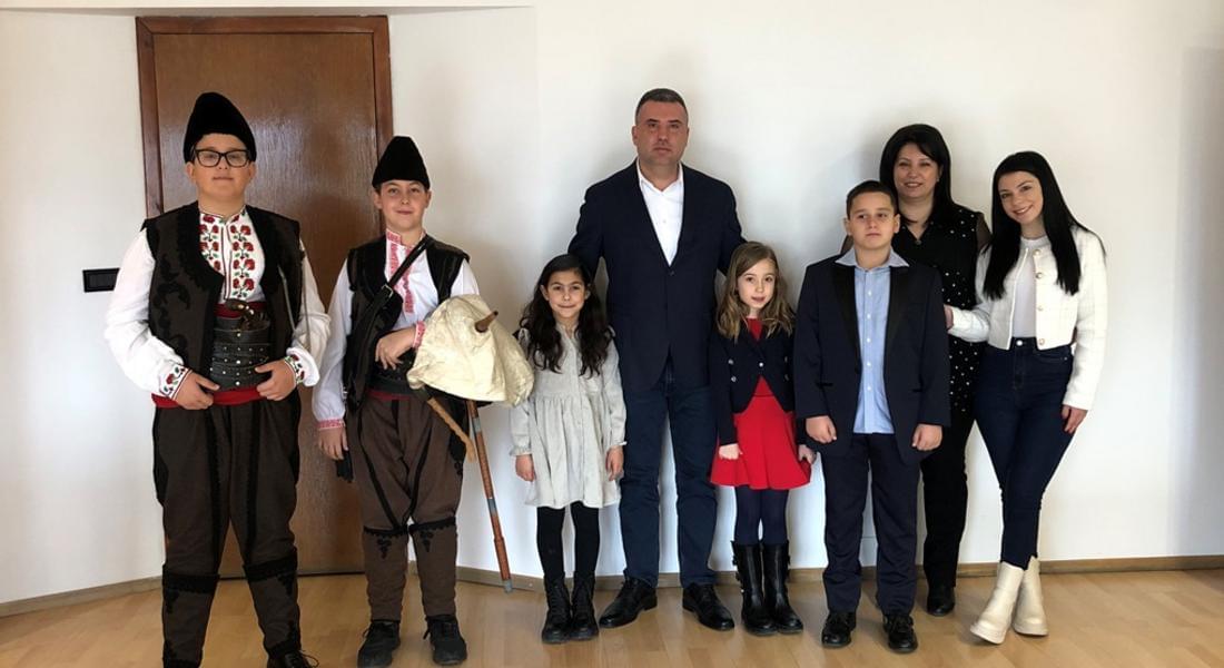 Коледари поздравиха с изпълненията си областния управител Захари Сираков 