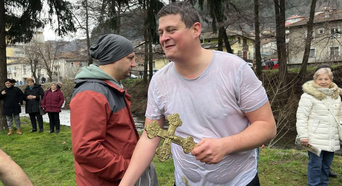 Борис Манчев на 36 години хвана Богоявленския кръст в Девин