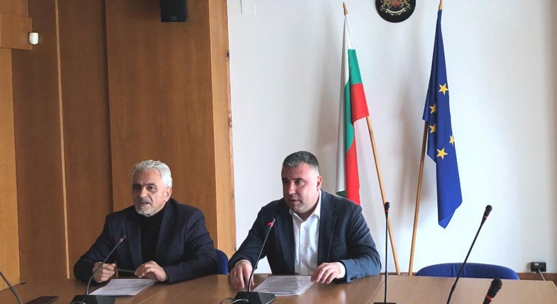 Областният управител Захари Сираков председателства днешното заседание на Областния координационен център