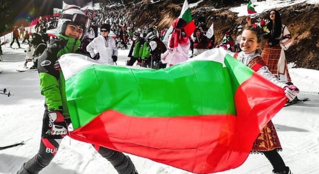 Пампорово кани скиори в носии за празнично спускане на 3 март 