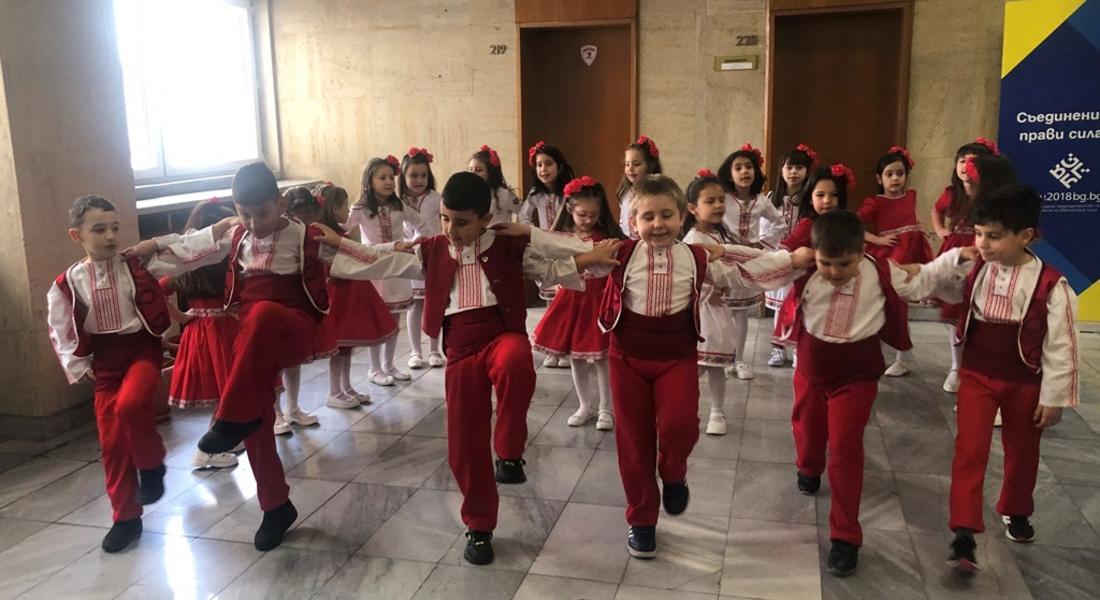 Деца от ДГ „Слънце“ изпълниха сградата на Областна администрация Смолян с празнично настроение за Баба Марта