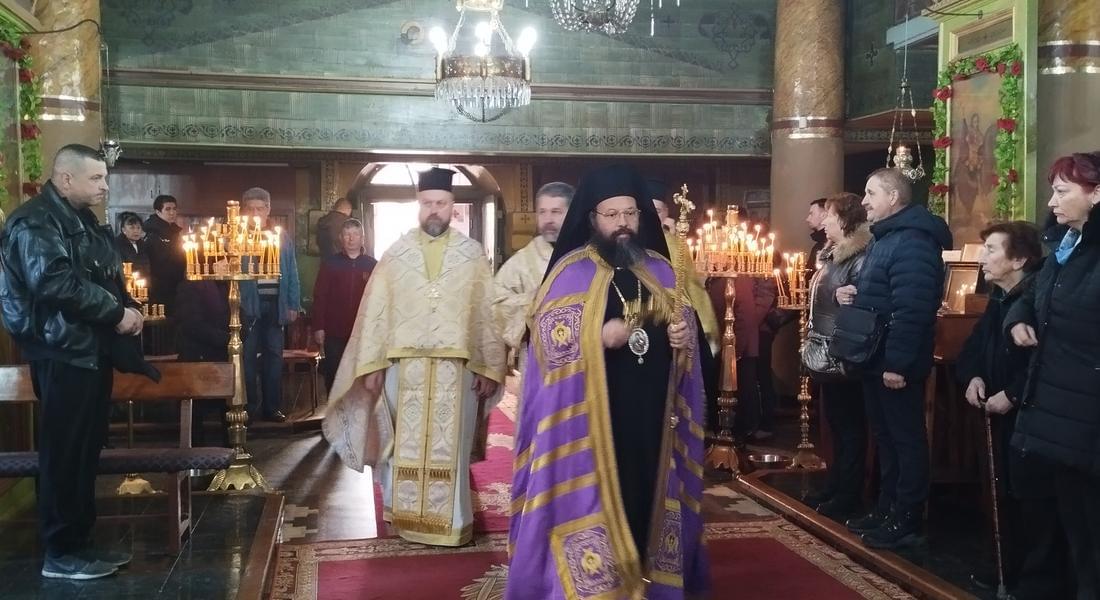 Смолянският епископ Висарион възглави архиерейска света Литургия на Тодорова събота в храм „Св.Теодор Стратилат”