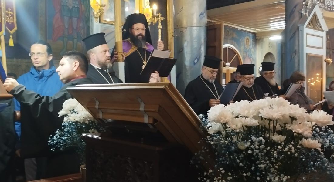 Малко повечерие с Богородичен канон и Акатист - втора статия бе отслужено в храм „Успение Богородично”в кв.Устово