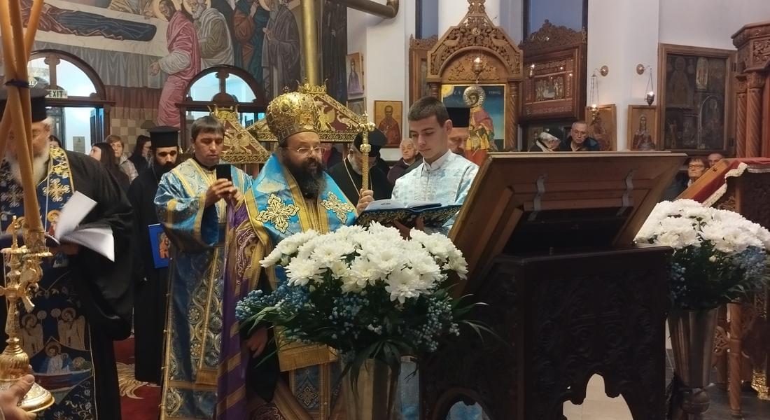 Малко повечерие с Богородичен канон и акатист, ІІІ статия бе отслужено в храм „Успение на Пресвета Богородица” в Пампорово