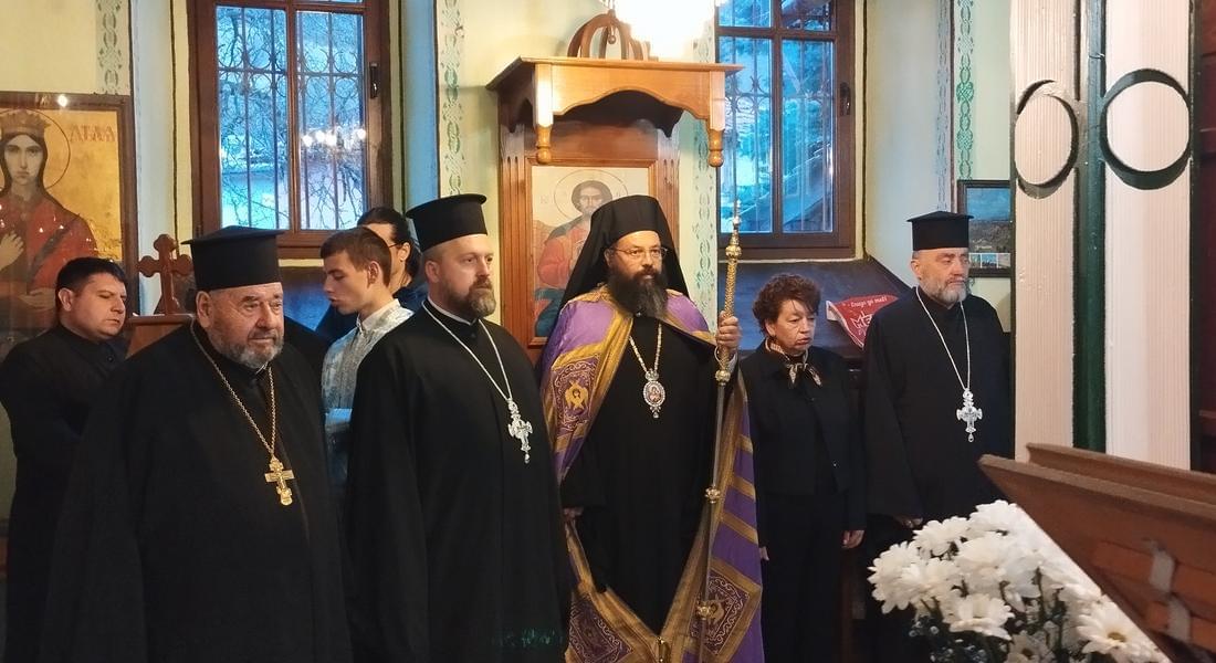 Малко повечерие с Богородичен акатист, ІV статия  бе отслужено в храм „Успение Богородично”в село Писаница