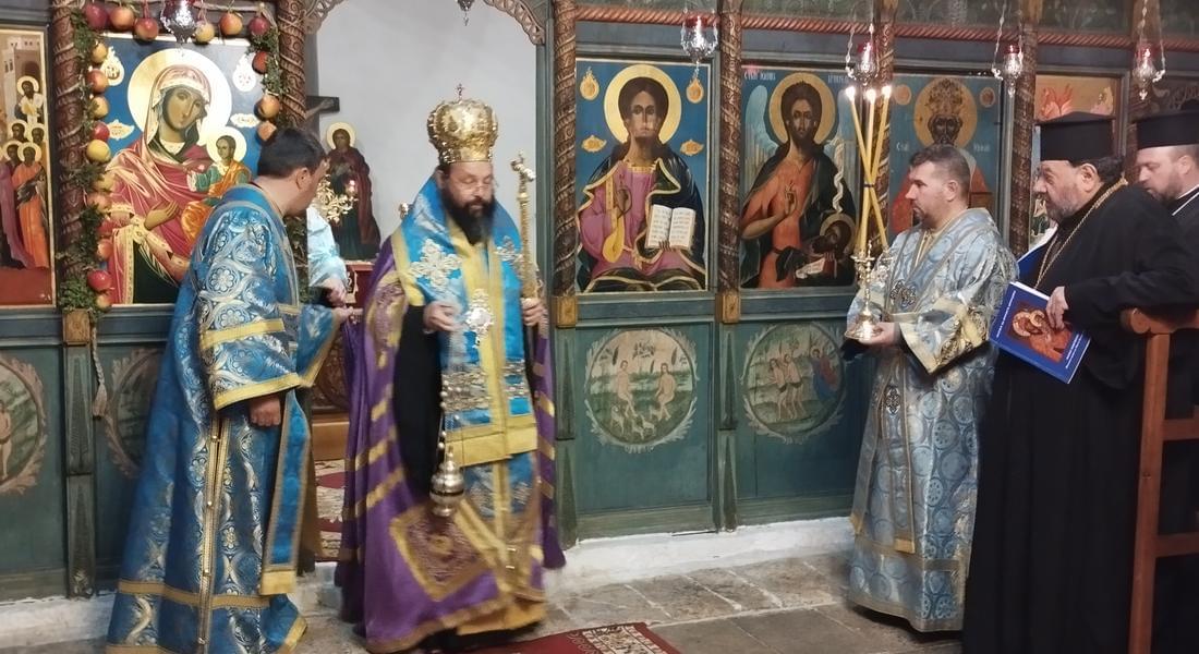 Малко повечерие с целия Богородичен канон и акатист бе отслужено в храм „Успение Богородично” в с.Широка лъка