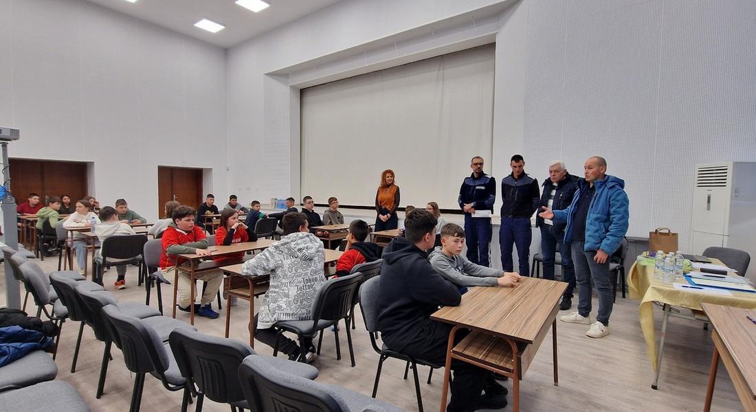 Инспектори от Пътна полиция – Смолян оцениха знанията на учениците в общинския етап на викторина по безопасност на движението