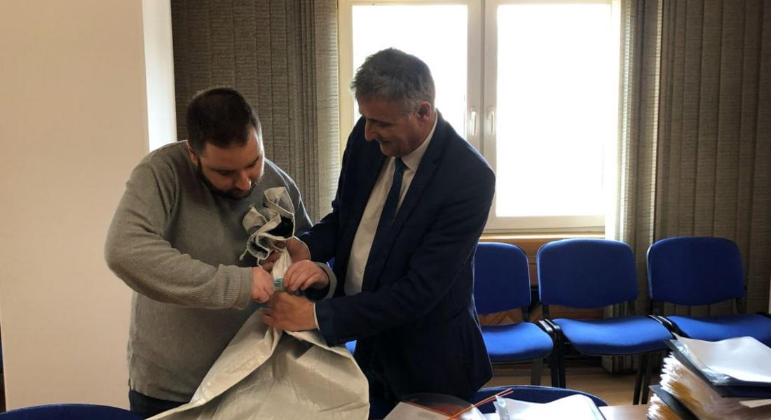 Областният управител предаде пломбите за сигурност на председателя на РИК-Смолян