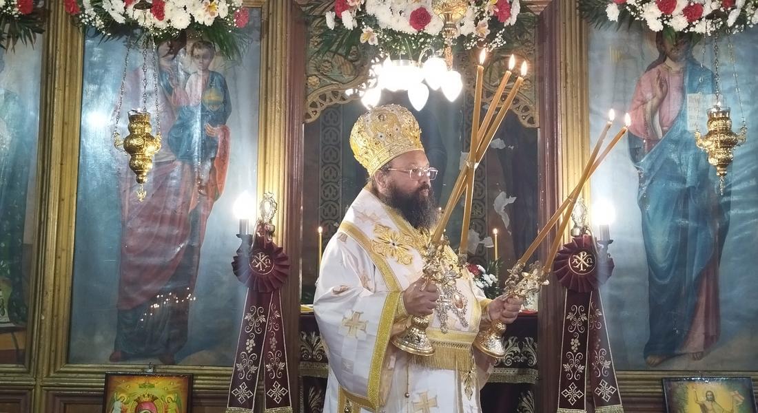 Епископ Висарион възглави архиерейска св. Литургия в  храм „Св св. Константин и Елена”в село Момчиловци 
