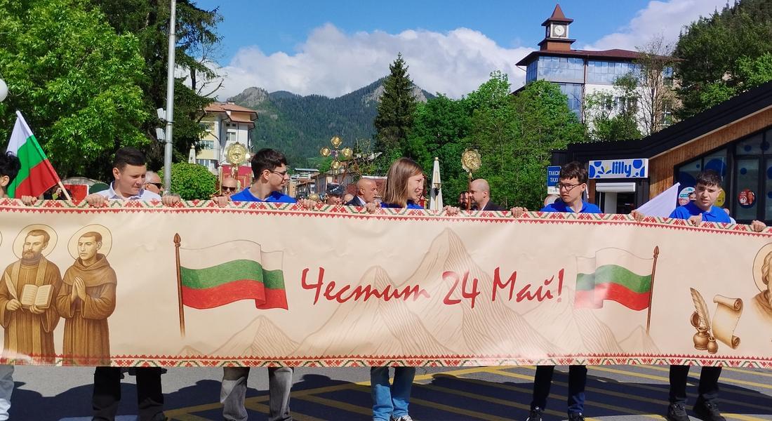 На 24 май Смолянският епископ Висарион отслужи благодарствен молебен на площад „България”в Смолян