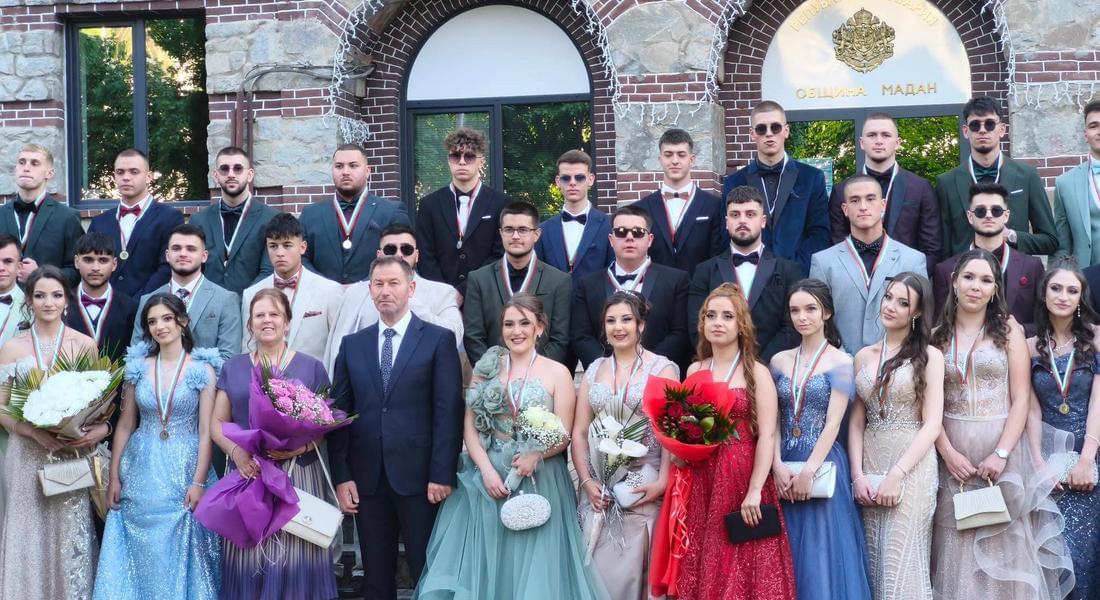 Мадан изпрати ВИПУСК 2026 с тържество, а кметът отново застана зад успеха на първенците 