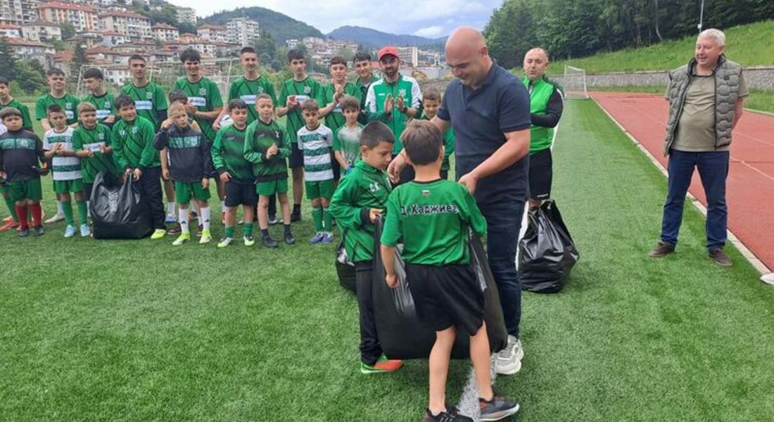 Фармацевтична компания дари 127 спортни екипа на школата на ФК „Родопа“