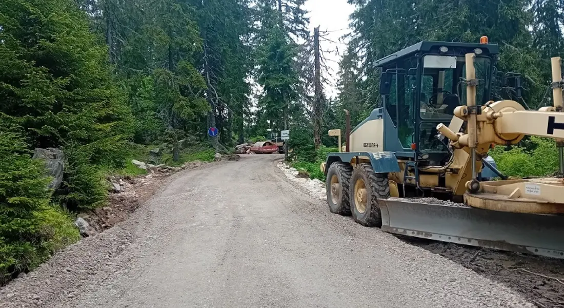 Временно спират движението по обходния път над свлачището в Пампорово