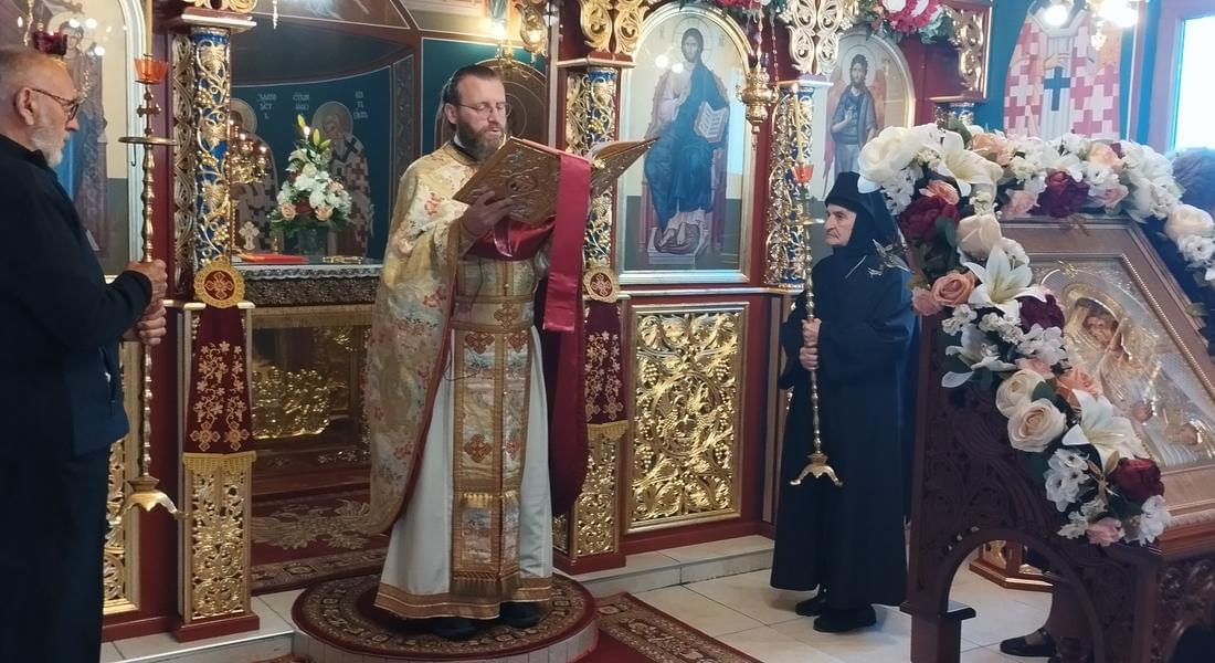 Всеки четвъртък през годината в манастира „Св. вмчк Пантелеймон” край Смолян се отслужва Божествена св. Литургия