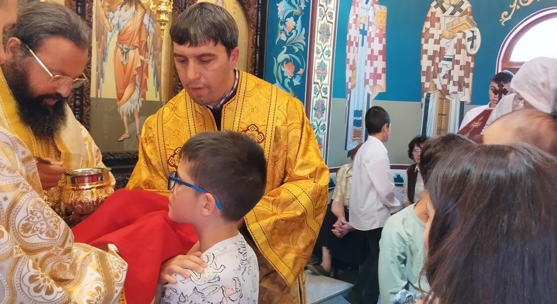 Като птиче ято, много деца намират топлина в манастира „Св. вмчк Пантелеймон”, к.к. Пампорово