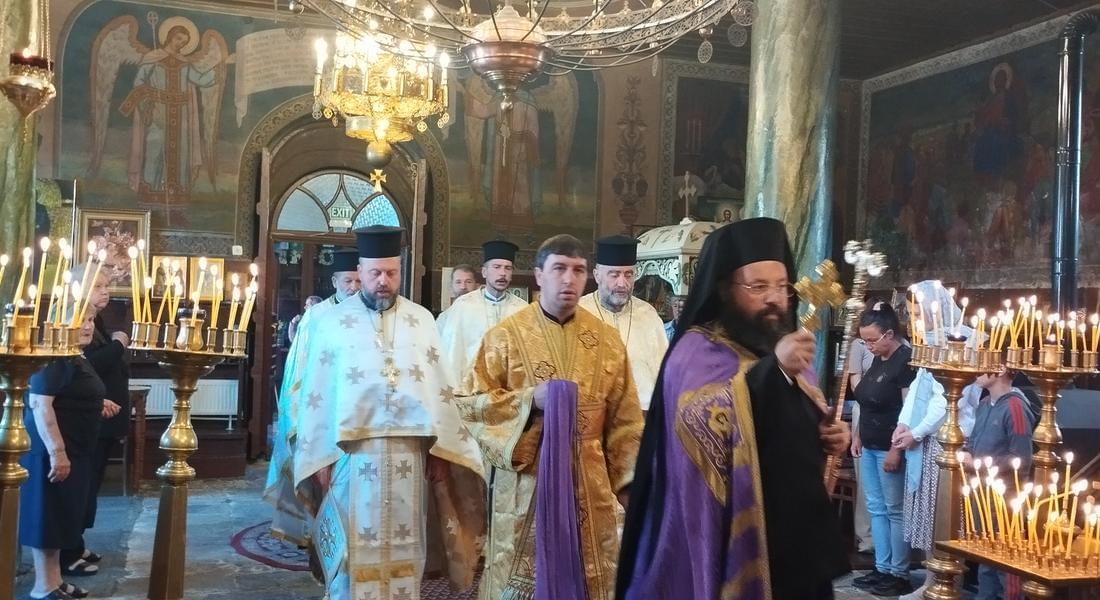Смолянският епископ Висарион възглави архиерейска св. Литургия  в храм „Св. Николай Чудотворец”в кв. Устово