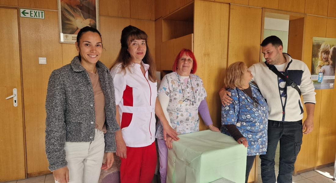Младо семейство избра да сподели сватбеното си щастие с новородените в смолянската болница