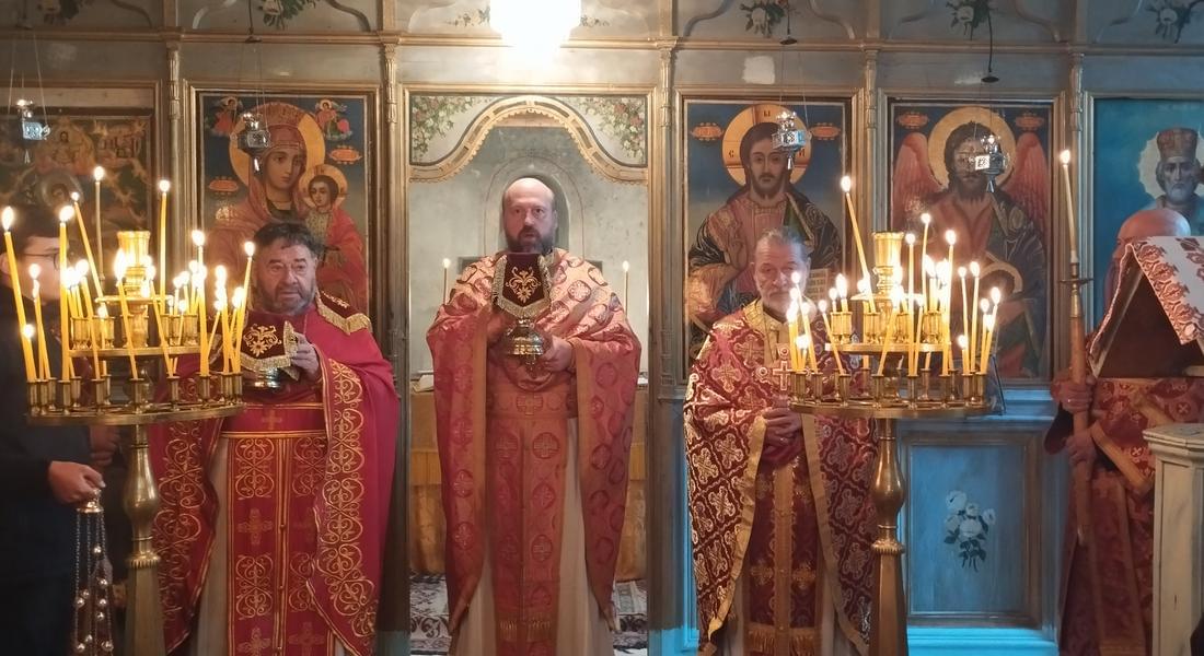 Храм „Св. Димитър „ в село Пещера чества своя празник
