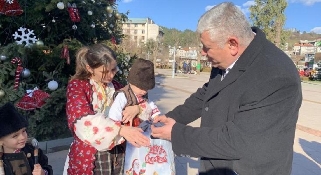  Областният управител Стефан Сабрутев награди победителите в най-малката и в най-голямата възрастова група от шестото издание на конкурса „Аз раста патриот“ 