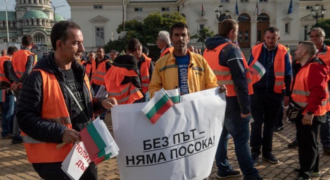 Пътни фирми излизат на протест, блокират пътя на разклона за село Проглед