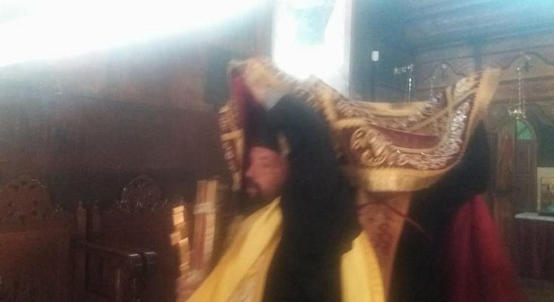 Вечерно богослужение  с изнасяне на св.Плащаница на Разпети петък отслужи архимандрит  Висарион в храм „Св.Неделя”