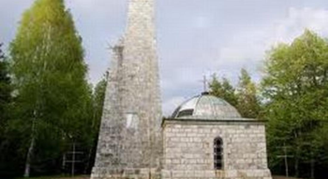 Родолюбци се събраха и почистиха паметника на връх "Средногорец"