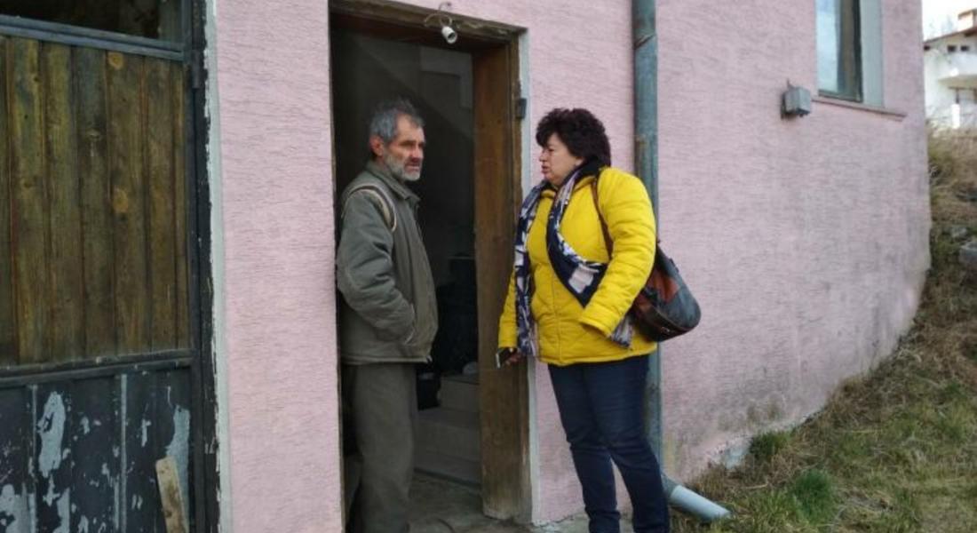  Зам.-кметът инж. Цекова посети семейството, на което вятърът отнесе покрива на къщата
