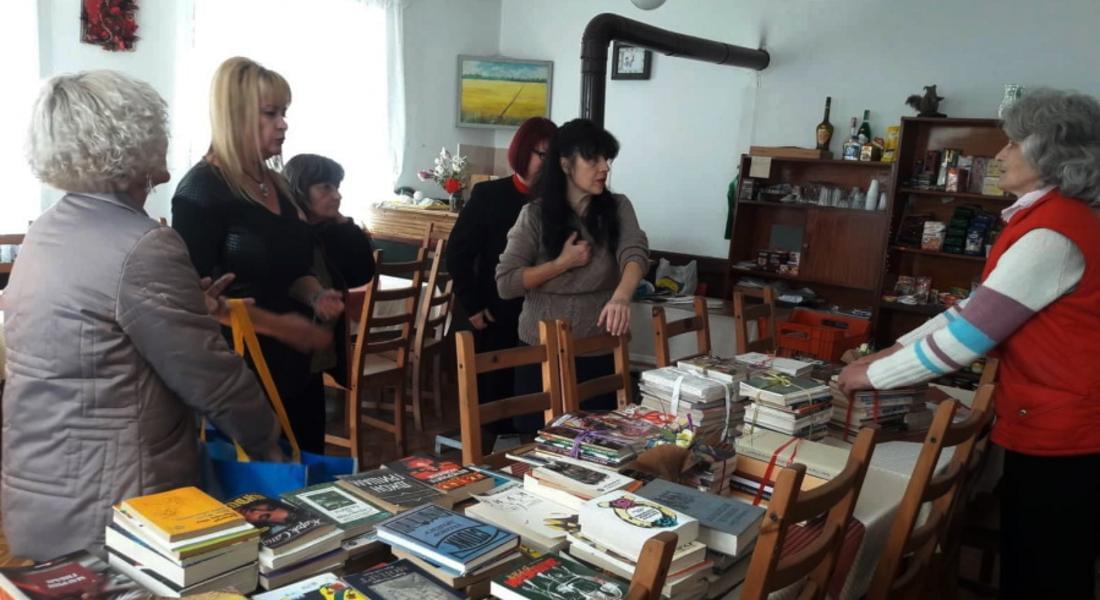 Дамите от ГЕРБ дариха книги на читалището в смолянското село Соколовци за Деня на будителите